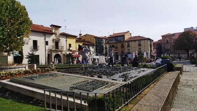 La placa que muestra el paso del Legio romano al León actual en la plaza de San Marcelo. // Uribe