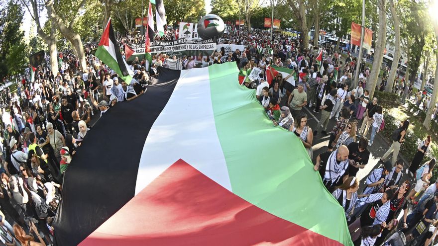 Vista de la manifestación por Palestina convocada por la Asociación Hispano Palestina Jerusalén – AHPJ, la Red Solidaria Contra la Ocupación de Palestina – RESCOP, la Campaña por el Embargo de armas a Israel, y las Asambleas de Madrid con Palestina, este sábado en Madrid