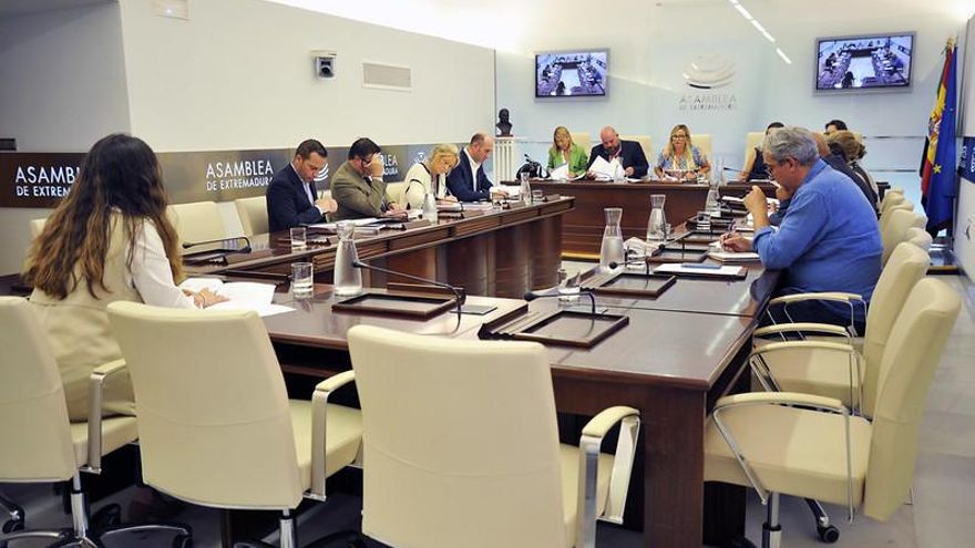 El PSOE tendrá la misma representación que Vox en la Asamblea a pesar de ganar las elecciones en Extremadura