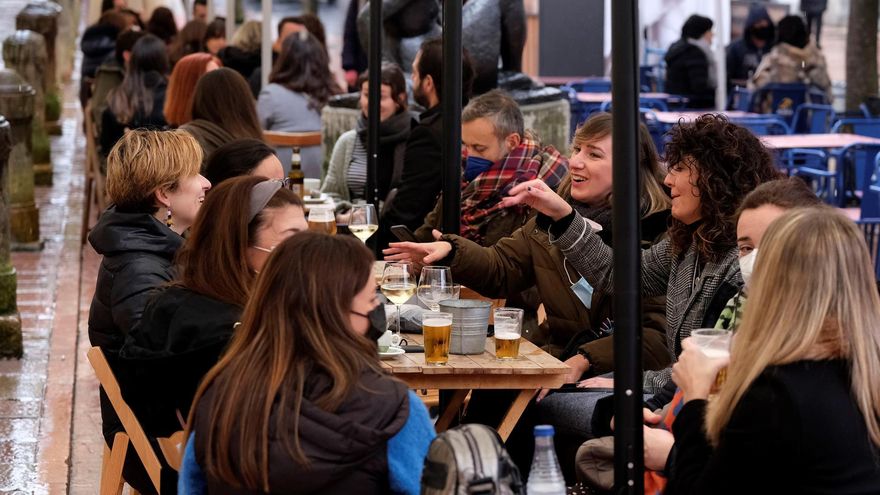 Varias personas disfrutan en la terraza de un bar de Oviedo, en una imagen de archivo.
