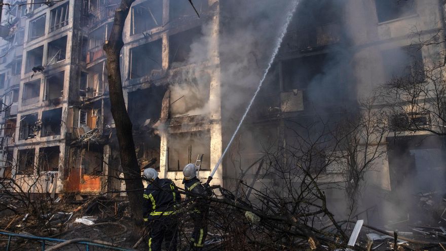 Bomberos tratan de sofocar un incendio en un edificio en Kiev tras un ataque ruso