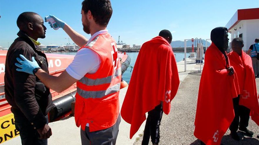 Rescatan a cien inmigrantes de dos pateras en el mar de Alborán