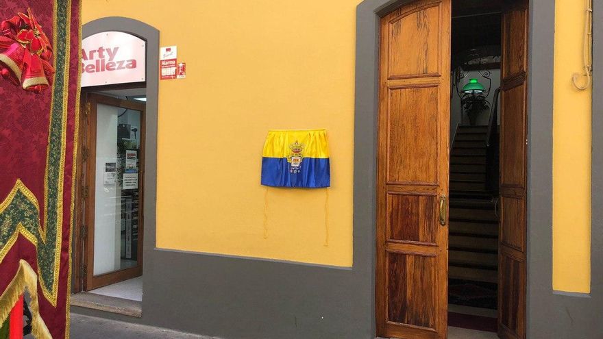 La placa, cubierta por una bandera de la UD Las Palmas, antes de ser descubierta