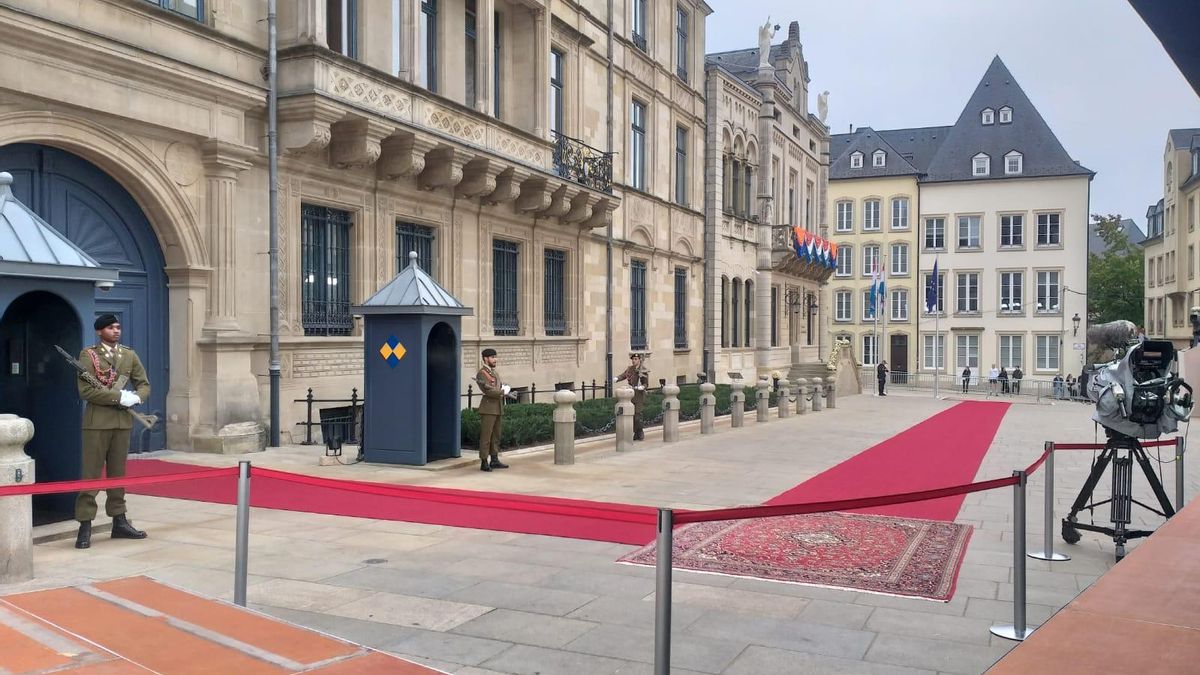 El Palacio Gran Ducal, engalanado para la entronización de Guillermo V de Luxemburgo.