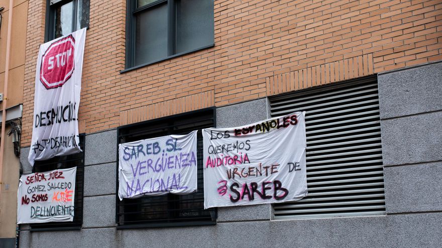 Archivo - Varios carteles para pedir respuesta a Sared por el desalojo de 18 familias en Carabanchel. Archivo.