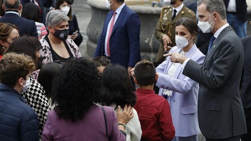 Los reyes de España, Felipe y Letizia, saludan a los niños tras presidir el acto homenaje. (EFE/Juan Carlos Hidalgo)