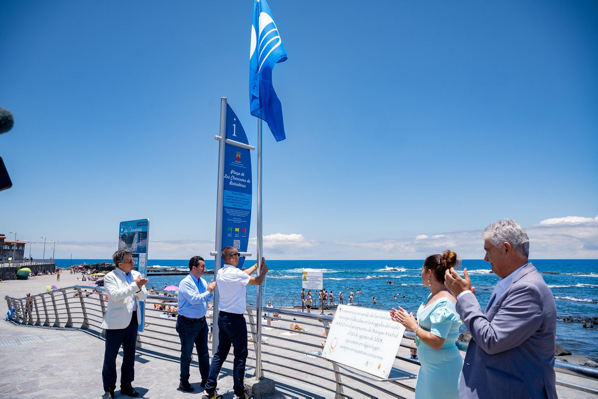 Colocación de la Bandera Azul en la playa de los Charcones en Bañaderos