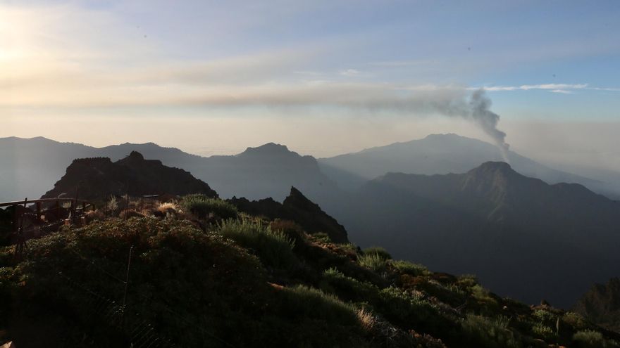 Vista del volcán de Cumbre Vieja desde el Roque de Los Muchachos el domingo 17 de octubre. (ALEJANDRO RAMOS)