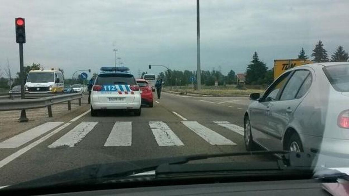 Una mujer herida en una colisión entre dos vehículos en la rotonda de La Granja en la Ronda Este, actualmente en obras