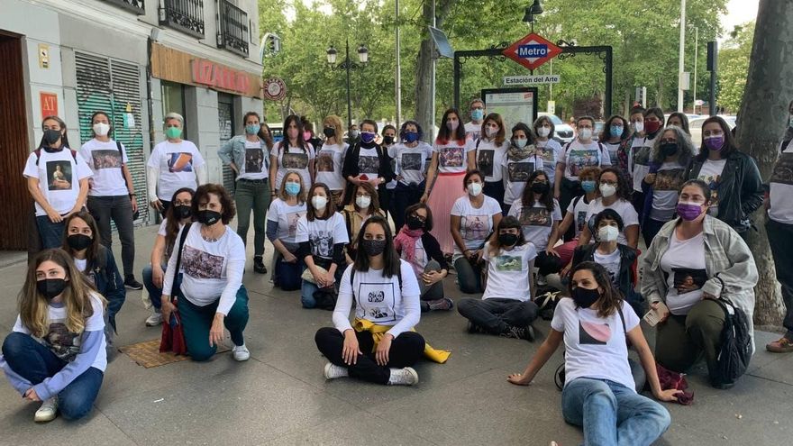 Performance de Yolanda Domínguez y la asociación Herstóricas en la Estación del Arte de Madrid