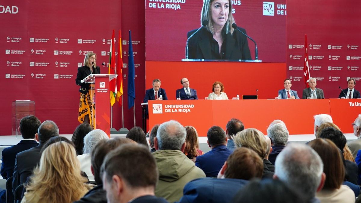La rectora Eva Sanz durante su discurso por el aniversio de la creación de la Universidad de La Rioja