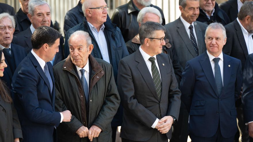 El Parlamento Vasco homenajea a sus pioneros de 1980 con el lehendakari Carlos Garaikoetxea a la cabeza
