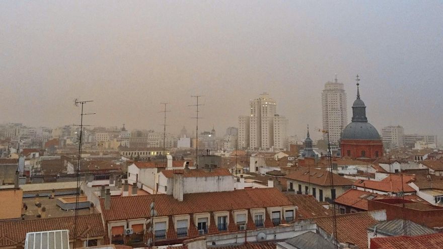 El cielo madrileño con calima, con la Plaza España de fondo