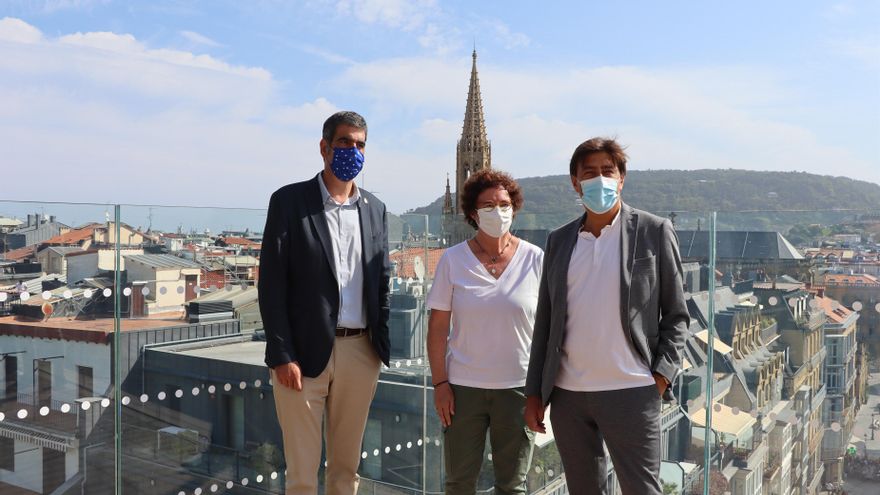 El alcalde de San Sebastián, Eneko Goia,  la concejala de Urbanismo Sostenible, Nekane Arzallus, y el gerente de San Bartolomé Muinoa, Martin Arregui