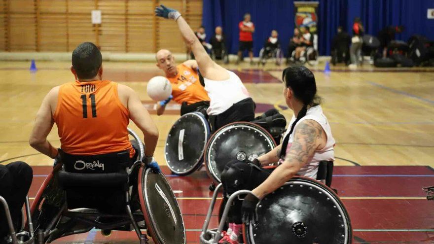 Jugar al rugby en silla de ruedas: golpes, velocidad y una terapia que va mucho más allá del deporte