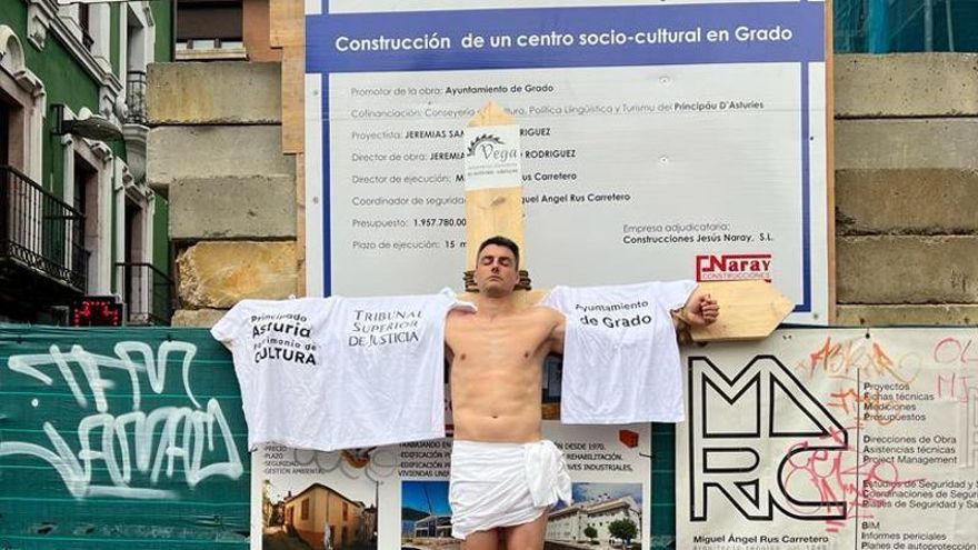 El hostelero que se 'crucificó' en Asturias en protesta por el cierre de su gastrobar lleva su 'batalla' a los tribunales