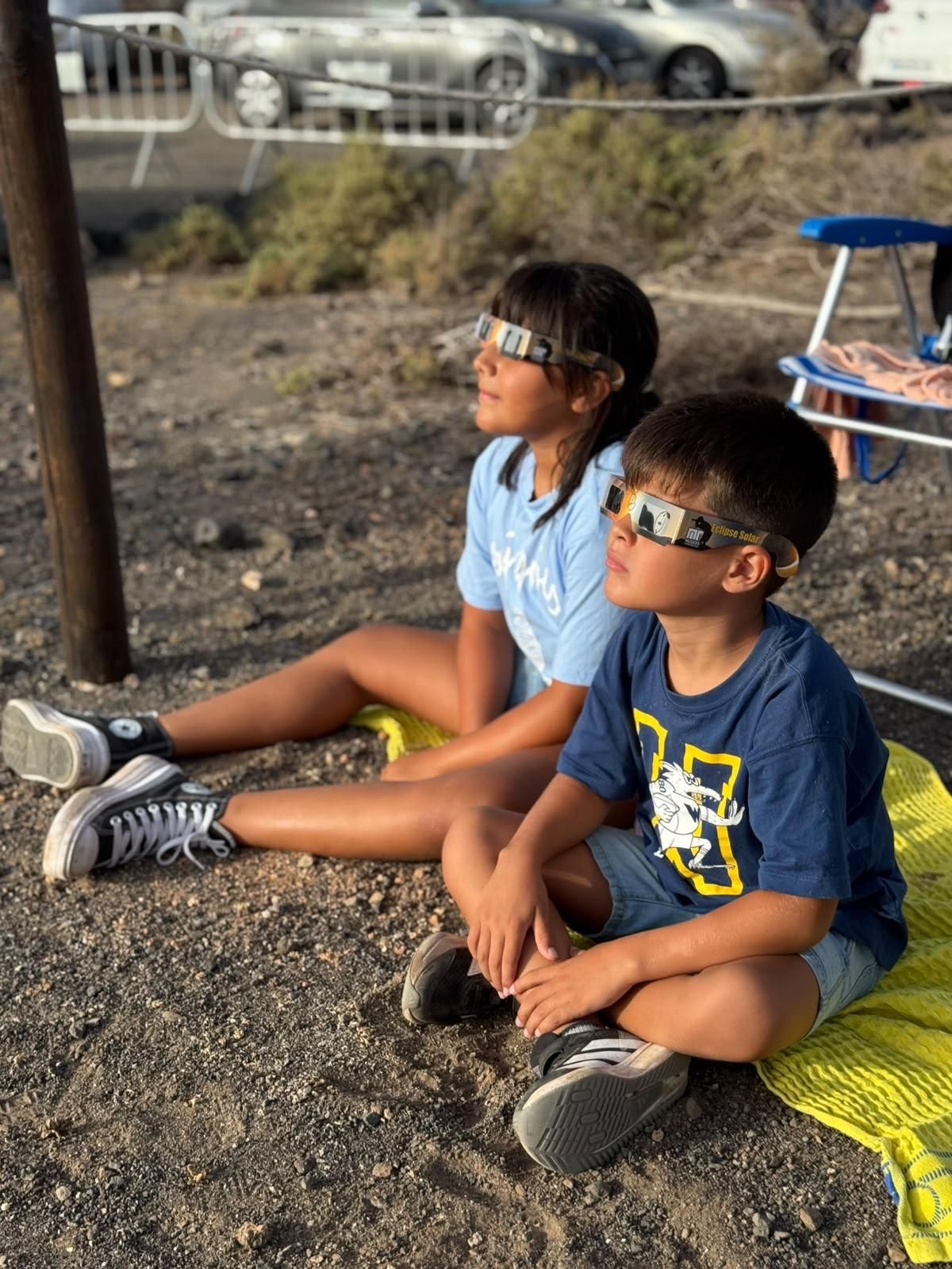 Niños apreciando el eclipse desde el Poblado de La Atalayita