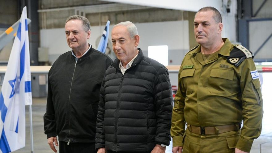 El primer ministro israelí, Benjamin Netanyahu, visita la base aérea de Palmachim acompañado por el ministro de Defensa, Israel Katz, y el jefe del Estado Mayor de las FDI, teniente general Eyal Zamir.