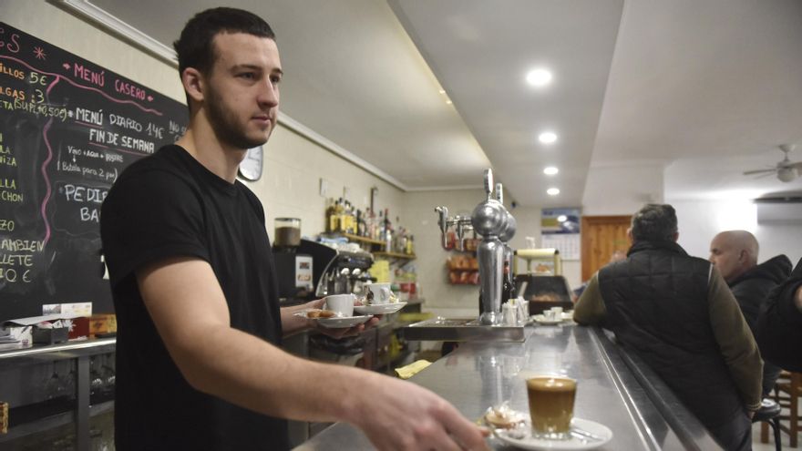 Tigran, camarero ucraniano en el único bar del pueblo.