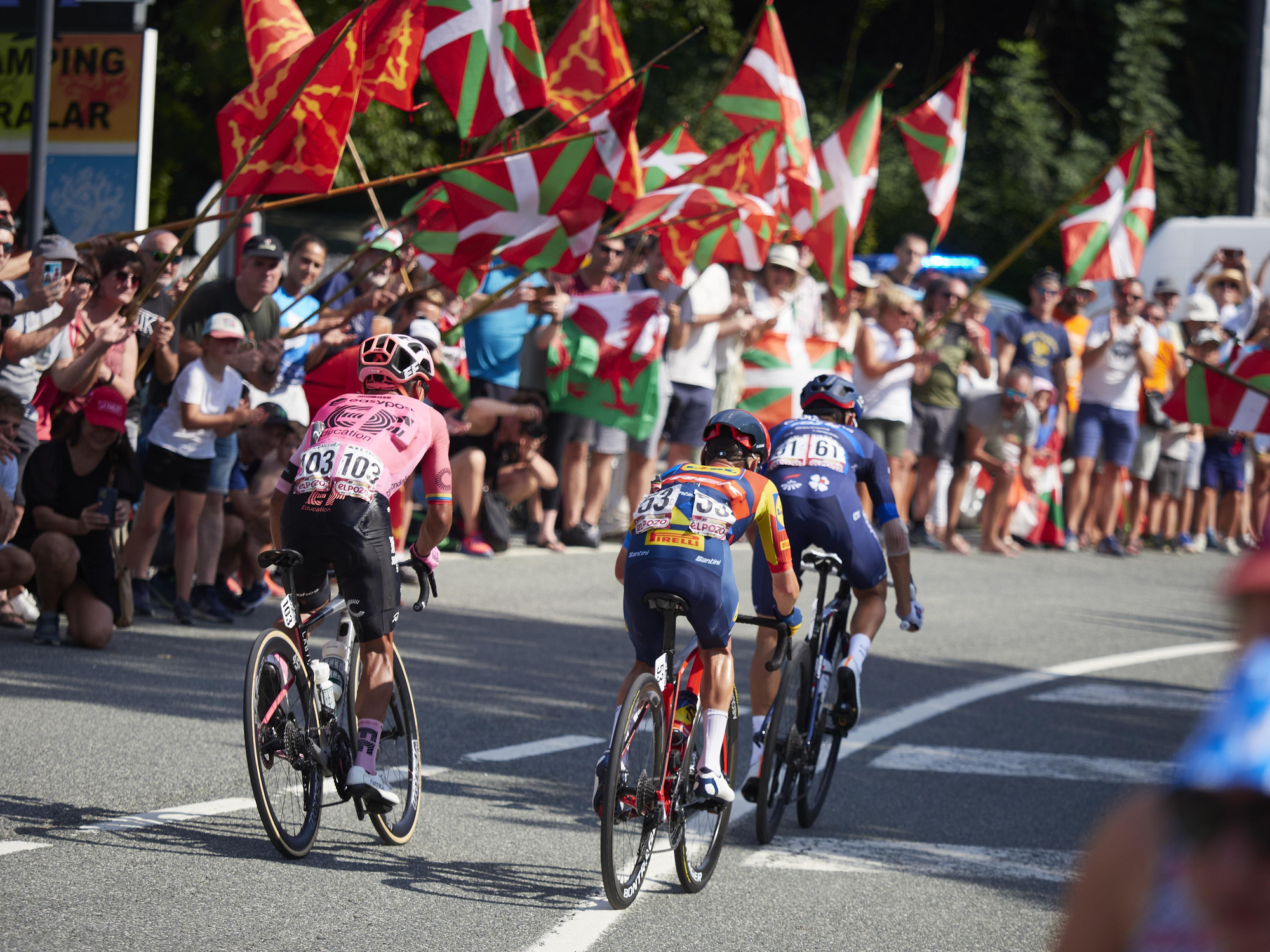 Corredores de la Vuelta, a su entrada en Lekunberri.