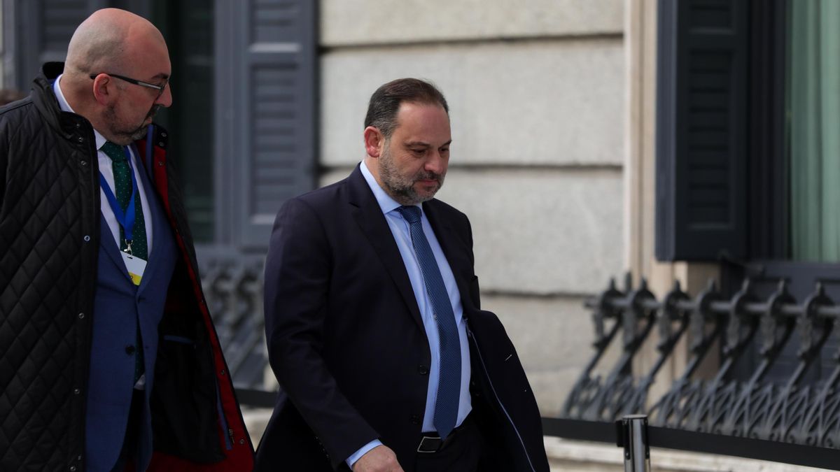 El exministro José Luis Ábalos (dech), y Koldo García (izq) en enero de 2020