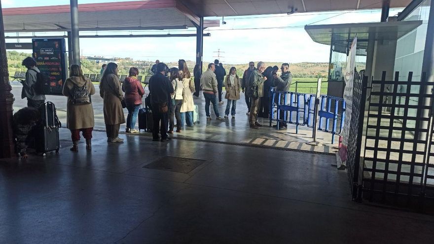 Colas en la estación del AVE de Toledo este martes.
