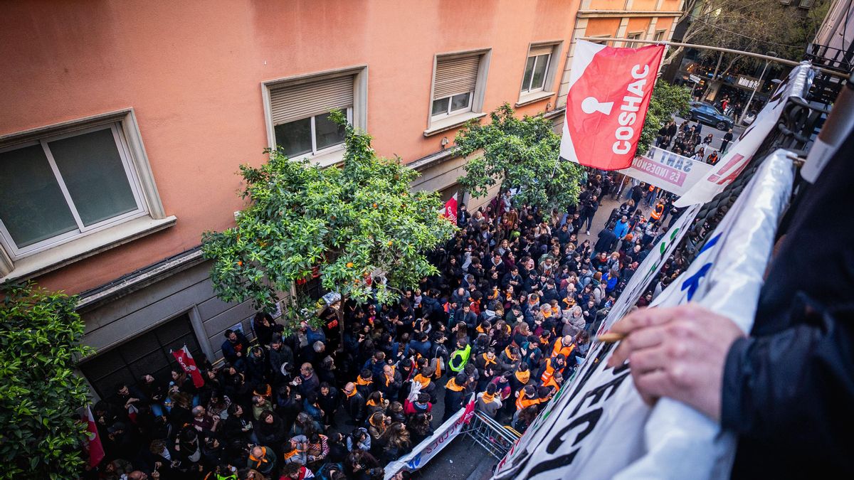 La concentración contra el desahucio de Txema Escorsa desde el balcón de uno de los pisos del bloque Sant Agustí 14, en Barcelona.
