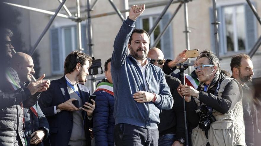 Salvini dice a los votantes en Roma que los racistas son los que explotan África