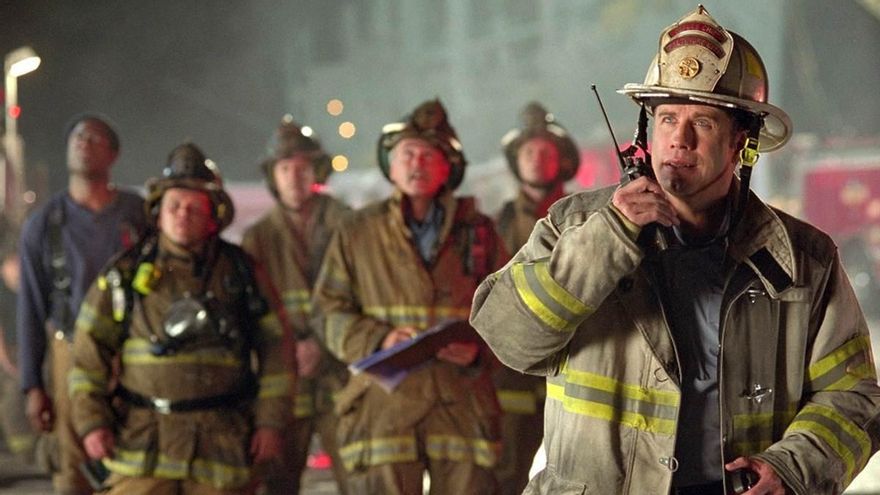John Travolta, bombero héroe en la película 'Brigada 49'