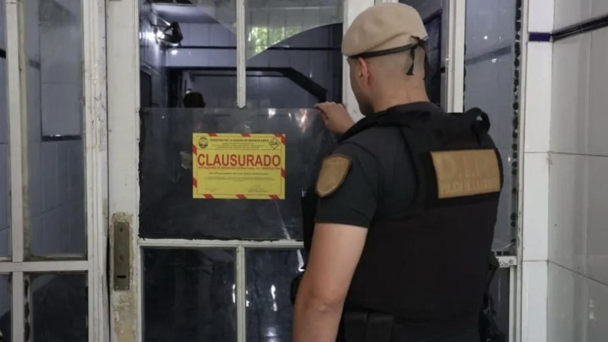 Cochabamba 2642, en San Cristóbal, fue desalojado por riesgo de derrumbe. Cinco meses después, el edificio permanece tapiado y sin obras.