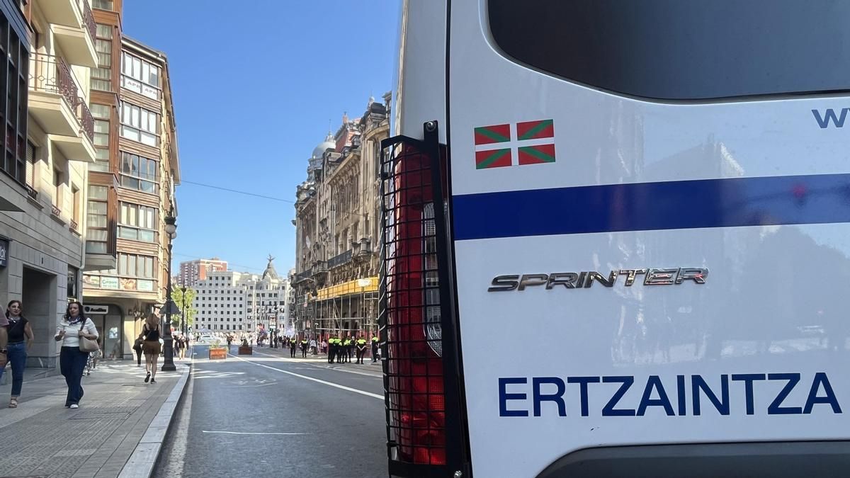 Un grupo de jóvenes lanza objetos al grito de "zipaios" a dos agentes de la Ertzaintza que iban de paisano en Getxo