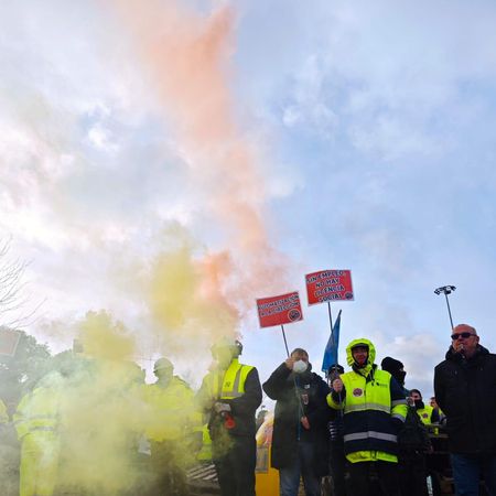 Los trabajadores de Ceasa en Navia han iniciado una huelga de siete días como rechazo al ERE planteado por la empresa.