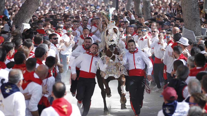 Juan López corriendo junto a su hermano y otros miembros de la Peña Júpiter con el caballo Laurel