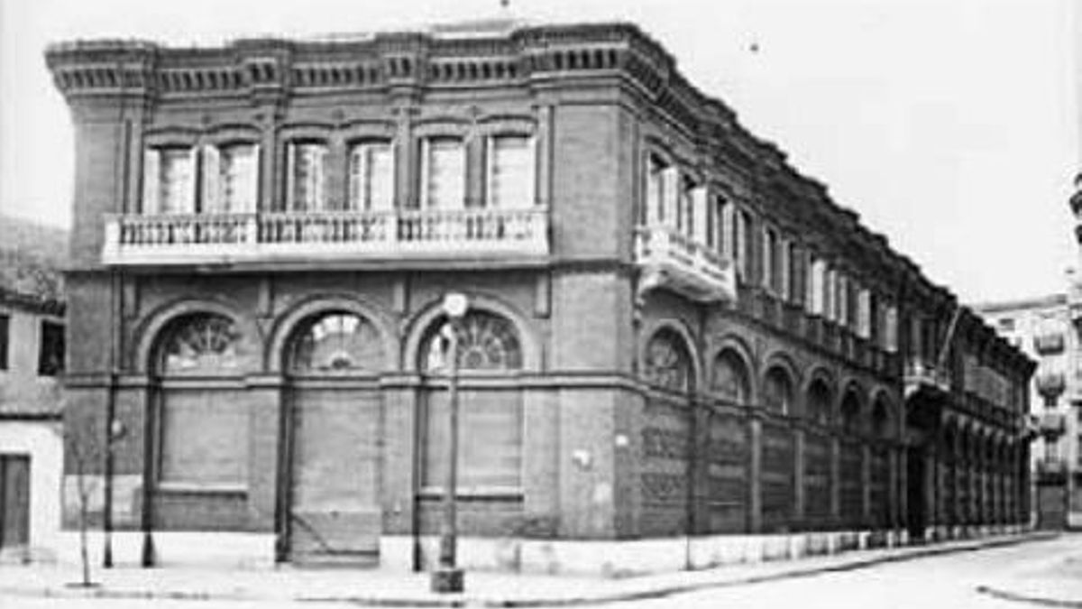 El edificio Zarauza (en la calle Particular, hoy Héroes Leoneses), donde estaba situado el Gobierno Civil. Esa fachada fue ametrallada desde la fachada de enfrente en la Casa Costillas.