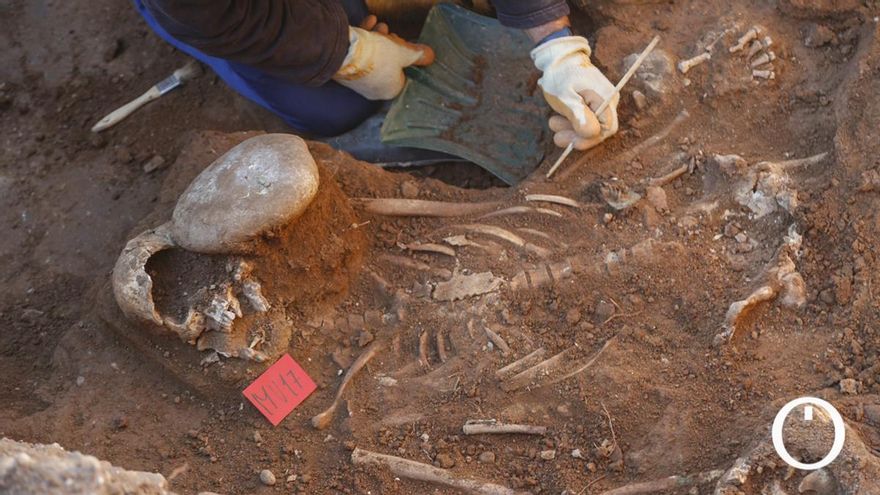 Estudiantes universitarios visitan las fosas del Cementerio de La Salud