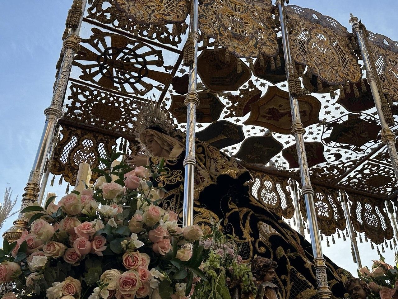 El Encuentro de León recupera la tradición ante los pasos en la Plaza Mayor, en imágenes