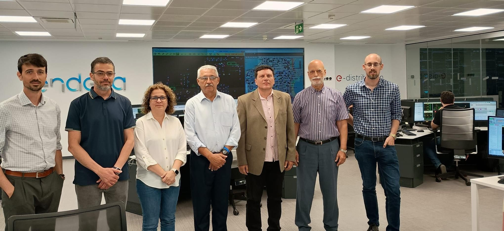 La delegación cubana y miembros del ITC, junto a Abián Rivero y Manuel Cruz, en la visita al Centro de Control de Endesa en Canarias.