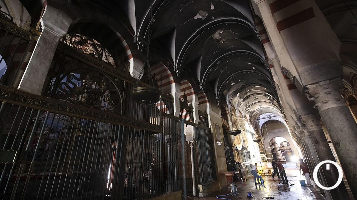 El interior de la Mezquita Catedral tras el incendio, en imágenes