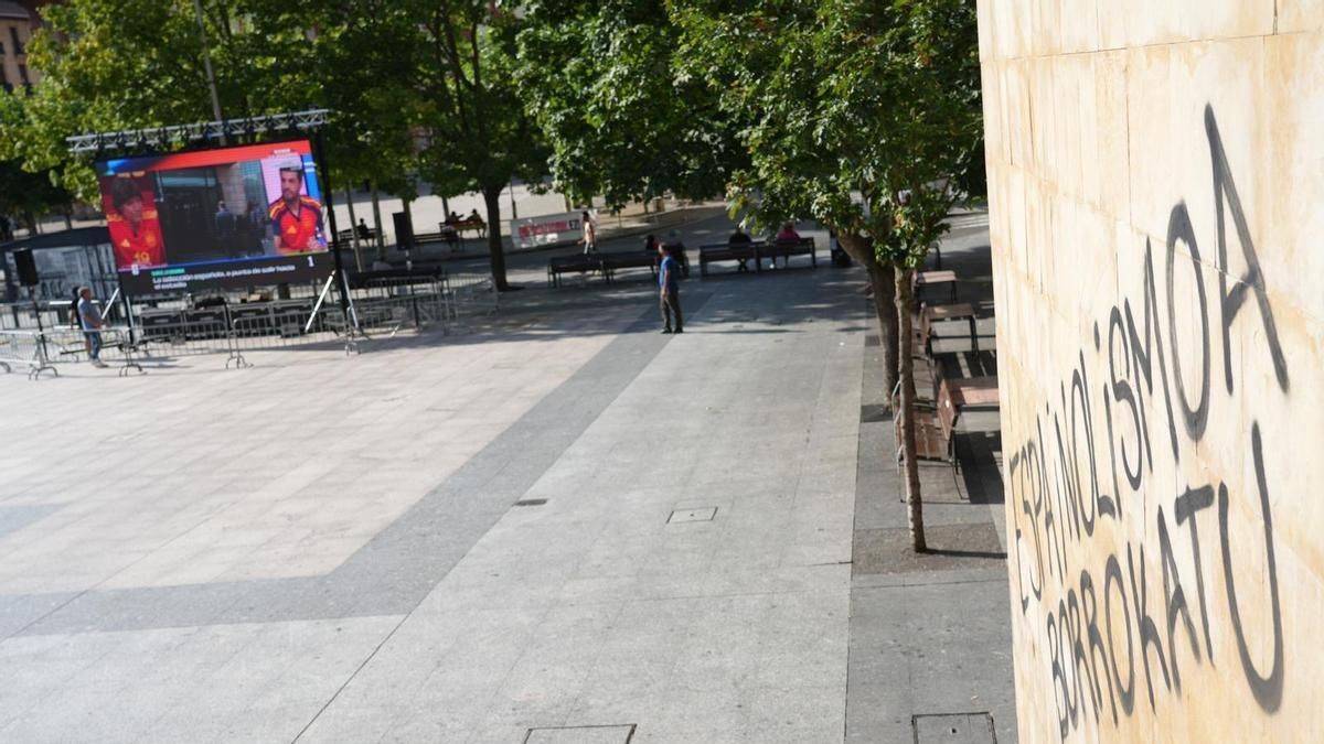 Pintadas en Eibar junto a la pantalla gigante instalada para ver el partido de España del Mundial de Fútbol