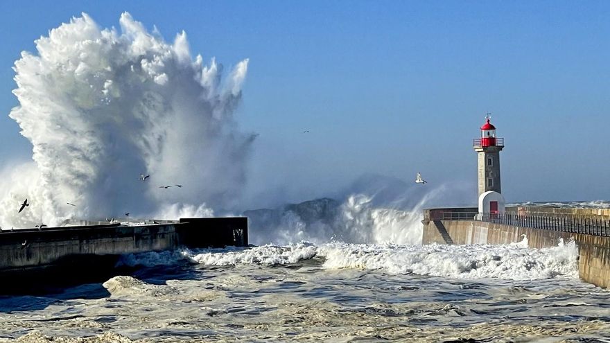 Olas a todo trapo en Foz do Douro.