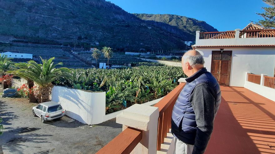Luis López de Ayala observa su finca de plataneras desde la terraza de su casa, en la hacienda El Majuelo