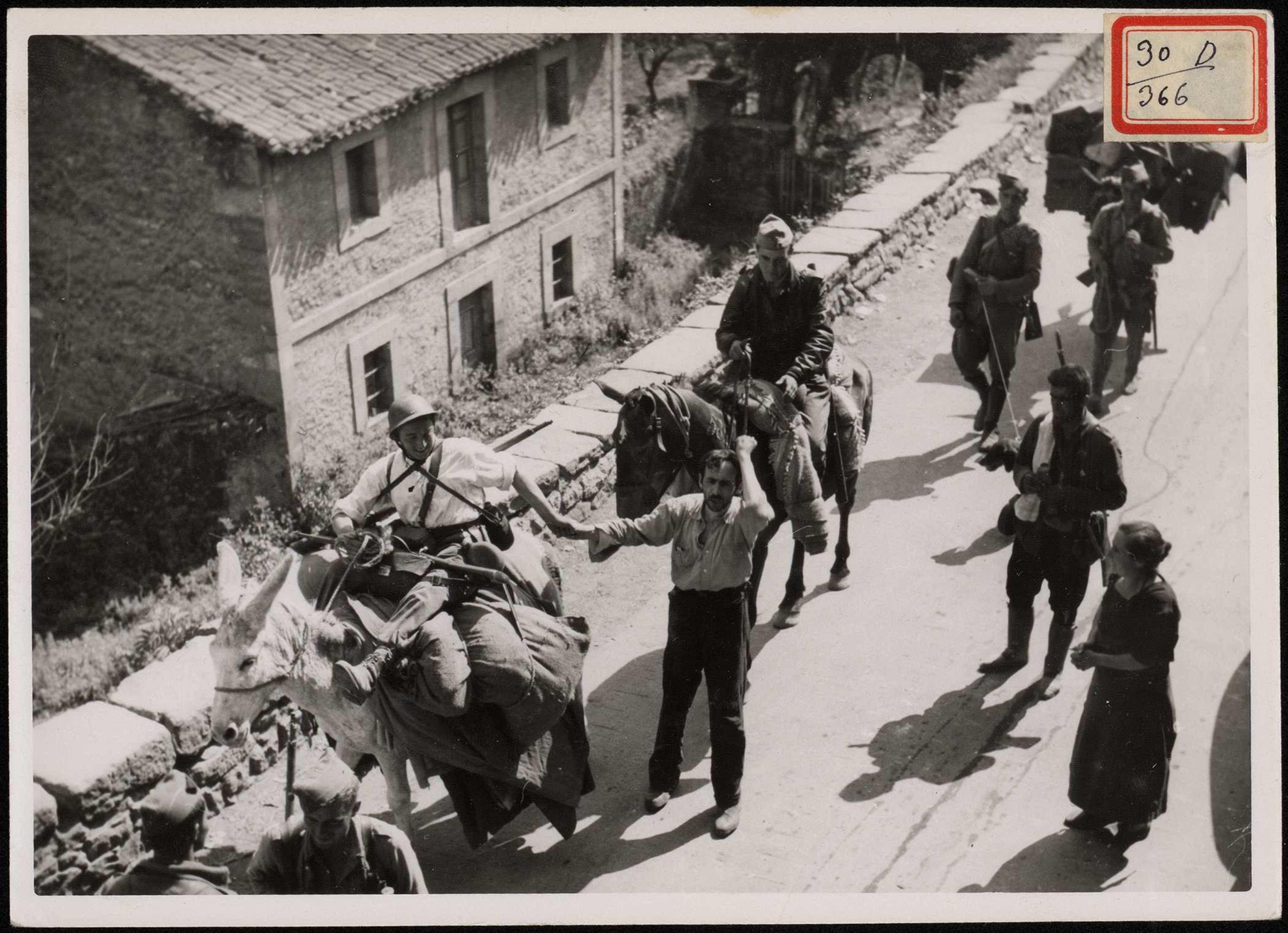 "El muchacho de derechas que emocionado saluda a las tropas vitoreándolas". 24 de agosto de 1937.