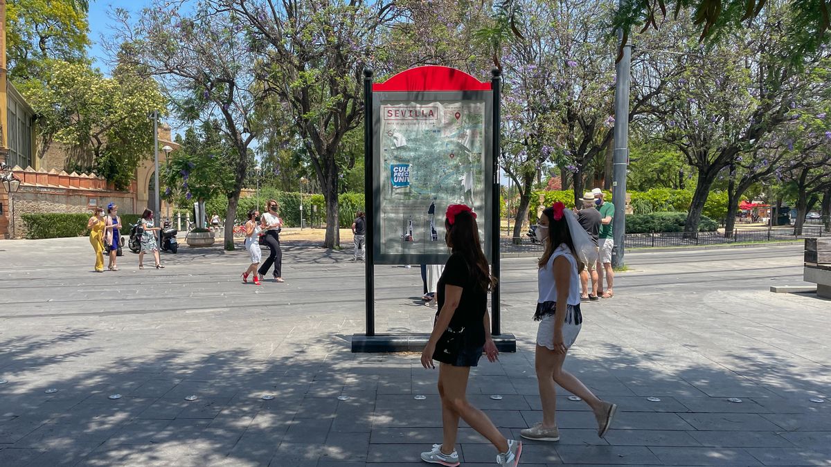 Jóvenes durante una despedida de soltera por Sevilla.