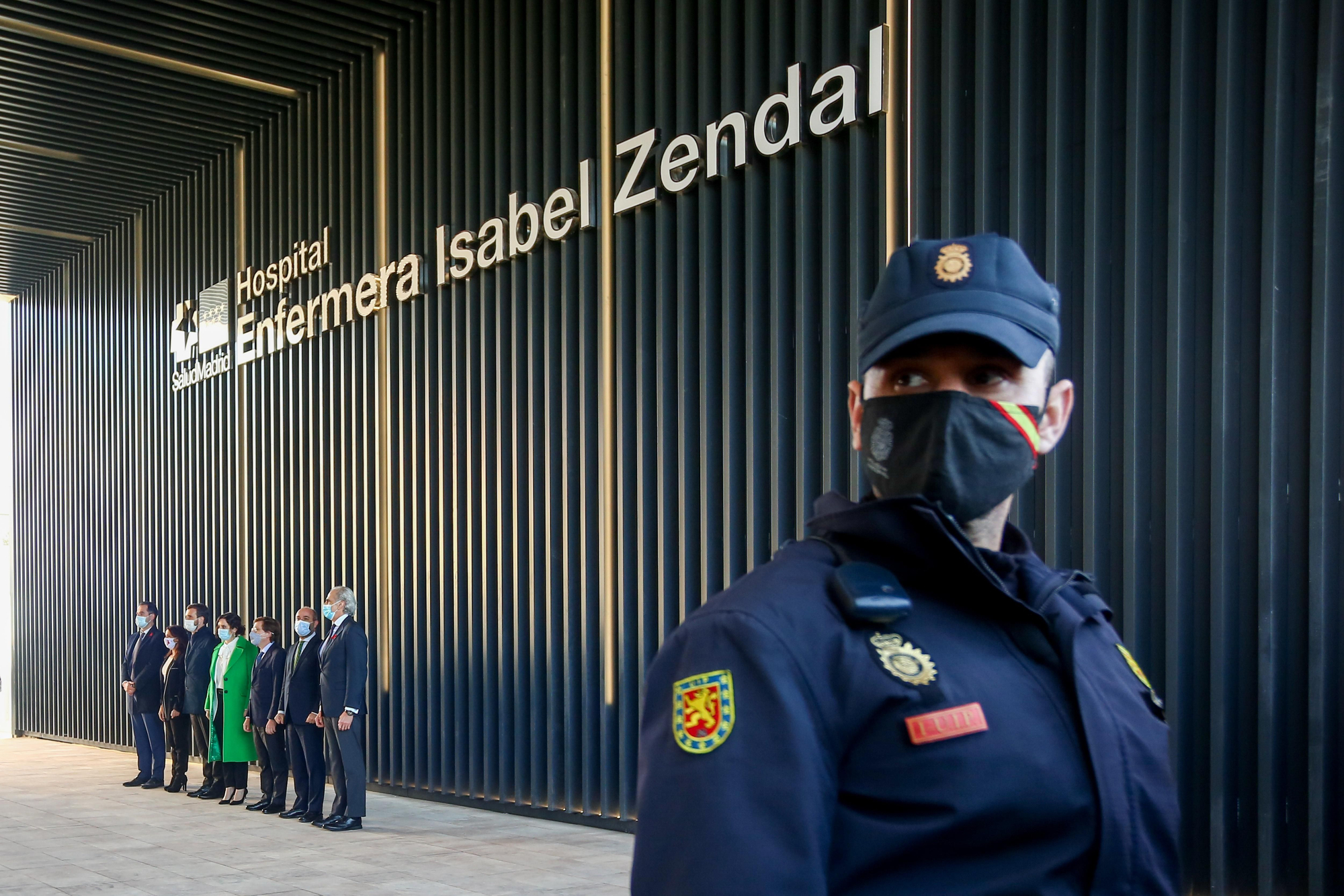 Las autoridades de Madrid, incluido Casado, posan para las fotos antes de entrar en el hospital.
