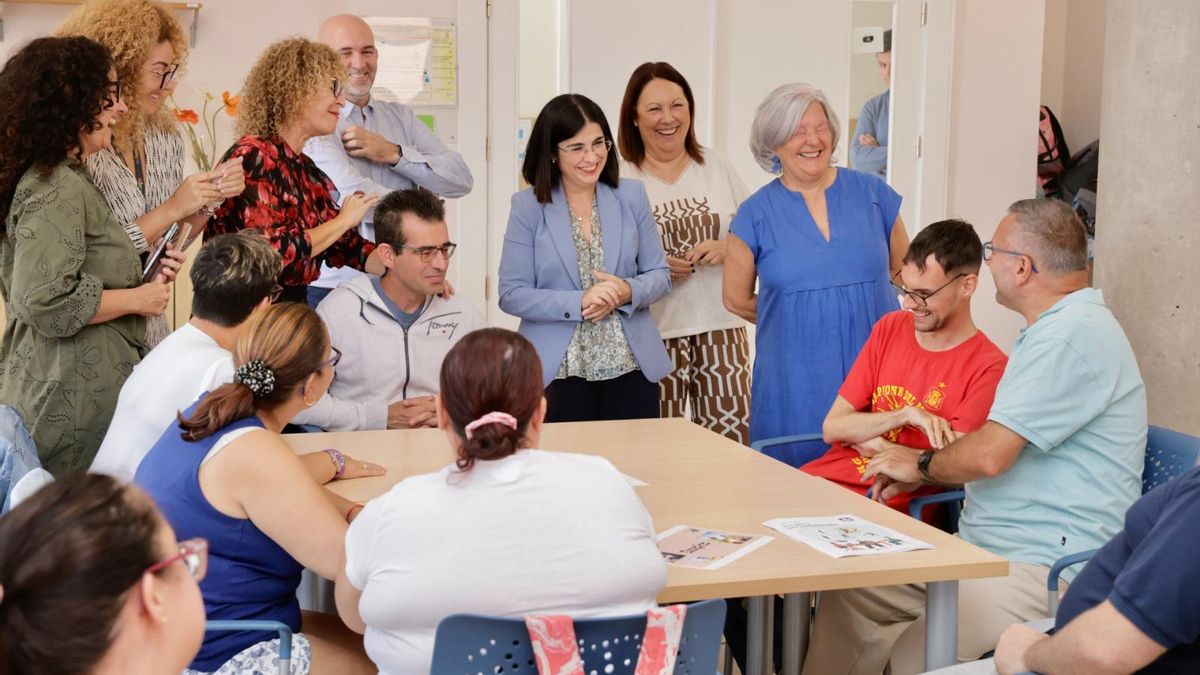 La alcaldesa de Las Palmas de Gran Canaria, Carolina Darias, junto a la concejala de Bienestar Social, Carmen Luz Vargas, en una visita a la Asociación ADEPSI, financiada a través de al convocatoria de las subvenciones.