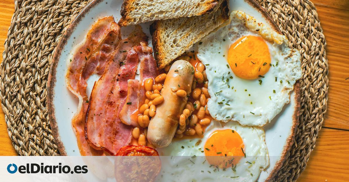 ¿Cuáles son los alimentos básicos en el famoso “desayuno inglés”?