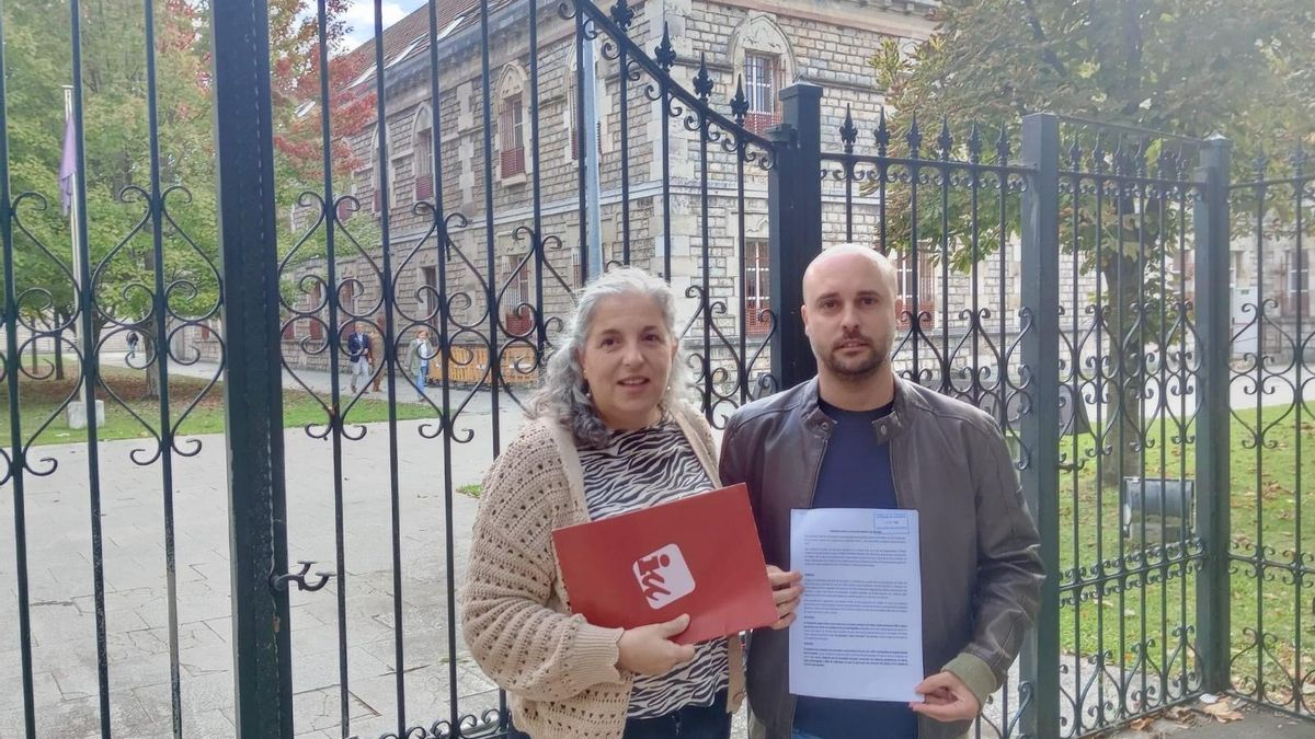 Imagen del coordinador autonómico de IU Cantabria, Israel Ruiz Salmón, junto a Leticia Martínez, también del partido, cuando presentaron la denuncia inicial sobre las mamografías en la Fiscalía