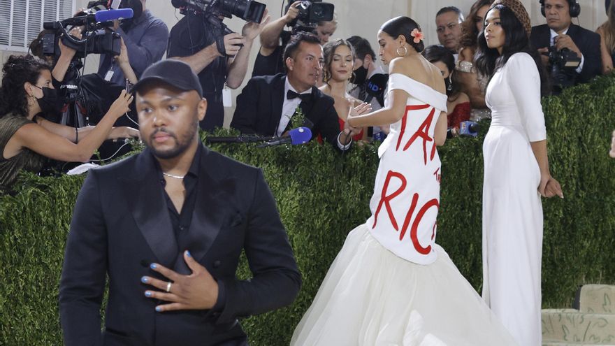 El descarado vestido de Ocasio-Cortez roba el protagonismo de la Met Gala