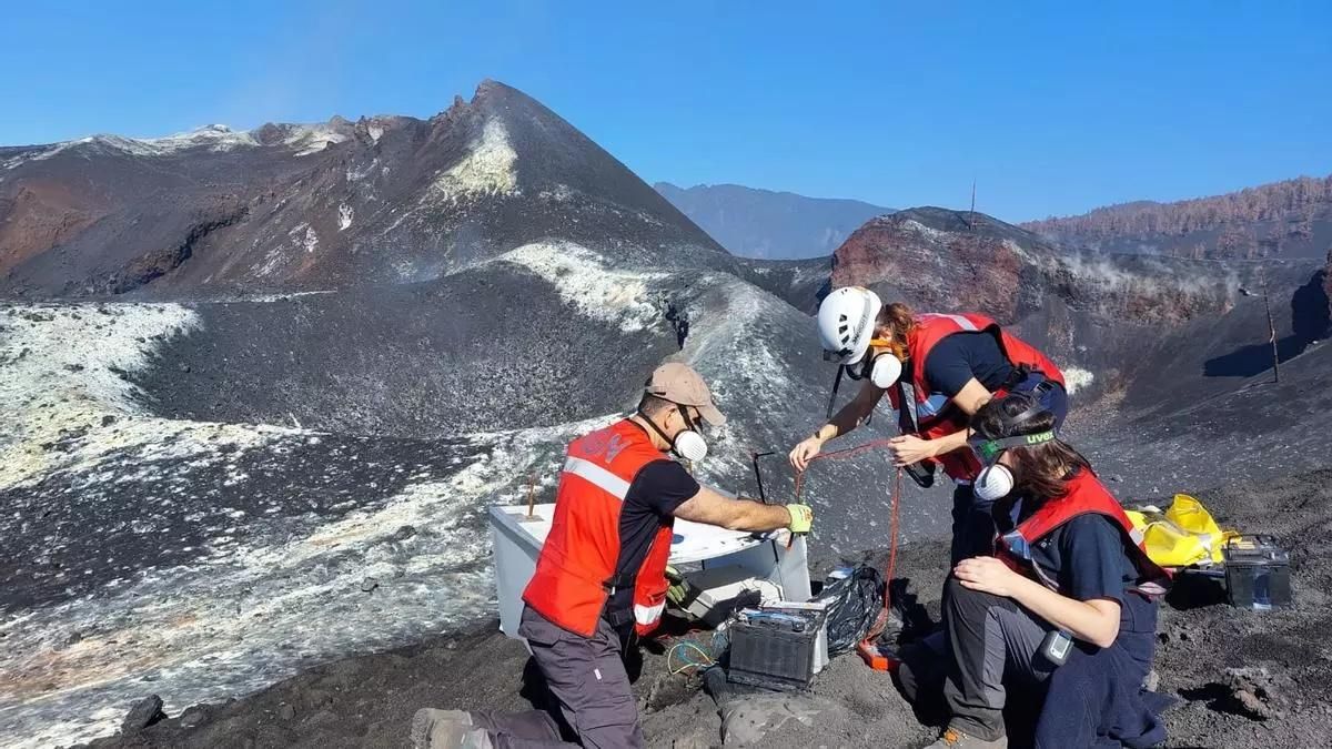Imagen de archivo de técnicos del Instituto Geográfico Nacional (IGN) realizando mediciones en el cono del volcán Tajogaite.