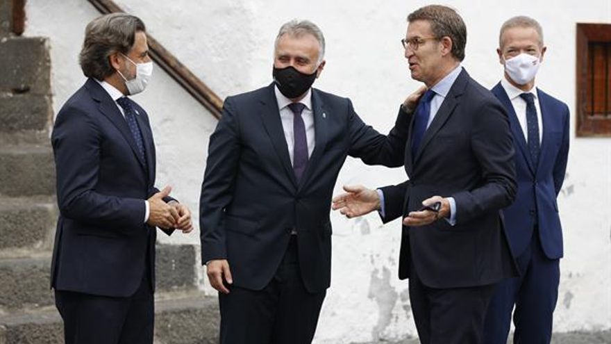 El presidente del Parlamento canario, Gustavo Matos, y el presidente canario, Ángel Víctor Torres Pérez, saludan este sábado al presidente de la Xunta, Alberto Núñez Feijóo,. (EFE/ Juan Carlos Hidalgo)